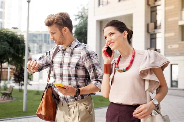 Hermosa mujer joven hablando por teléfono — Foto de Stock