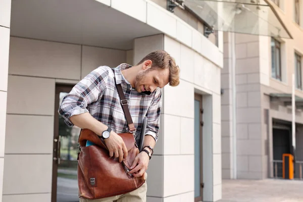 Joven guapo cerrando su bolso —  Fotos de Stock