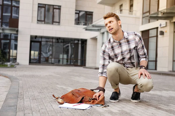 Netter junger Mann, der düster ist — Stockfoto