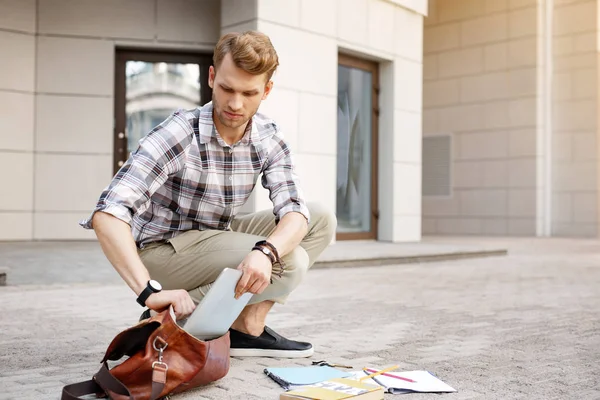 Joven sin ánimo sosteniendo sus cuadernos — Foto de Stock