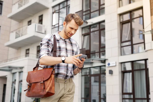 Smart ung man använder sin mobiltelefon — Stockfoto