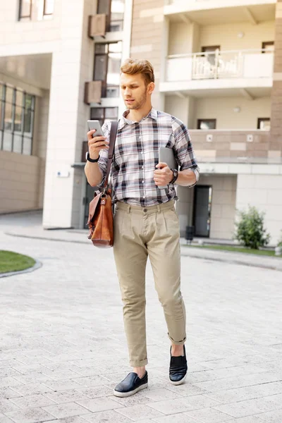 Agradable hombre guapo usando su teléfono inteligente —  Fotos de Stock