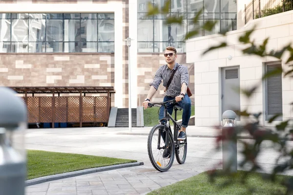 Véhicule Écologique Joli Jeune Homme Vélo Tout Allant Travail — Photo