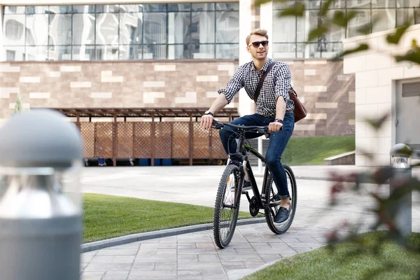 Délicieux homme positif utilisant un vélo — Photo