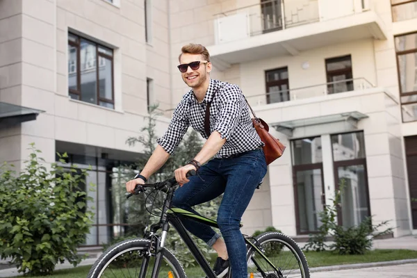 Veselý šťastný muž vede zdravého životního stylu — Stock fotografie