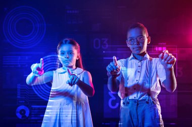 Sakin Çocuklar ekrana işaret ederken konsantre arıyorsunuz