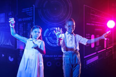 Akıllı çocuklar okurken fütüristik aygıtları kullanarak