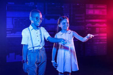 Uzaktan kumandalar tutarak ve mutlu bir şekilde gülümseyerek olumlu çocuklar