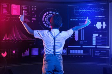 Bir araştırma yapma ve büyük bir ekran dokunarak küçük öğrenci