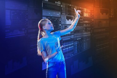 Ekranın önünde duran ve ona dokunmak akıllı kız