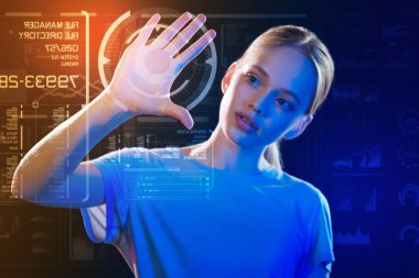 Ekrana dokunma ve elini tarama meraklı kız