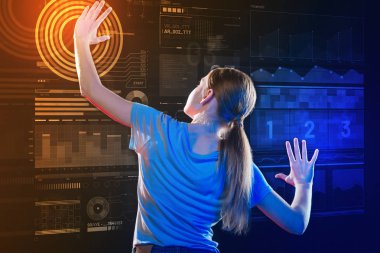 Uzun saçlı kız ellerini yukarı ve ekran dokunaklı koyarak