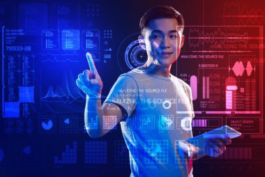 Gülümseyen ve saydam ekranına onun parmak işaret olumlu adam