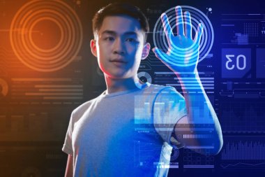 Yeni bir sistem test ve ekranda elini koyarak dikkatli programcı