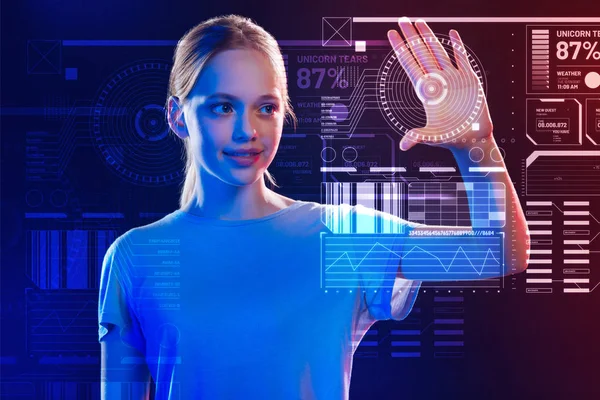 Yeni bir güvenlik sistemi kullanırken ekran dokunaklı gülümseyen kız