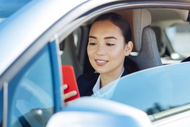 Onun smartphone tutan güzel genç kadın