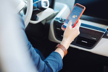 Hava tahmini gösterilen Modern smartphone