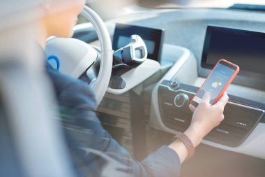 Güzel pozitif kadın hava tahmini denetimi