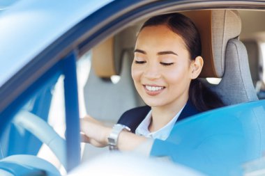 Güzel pozitif kadın zaman kontrol