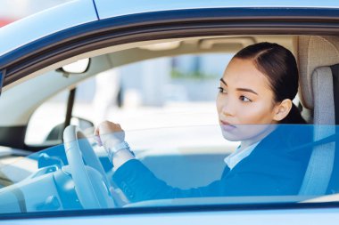 Geç kaldım. Onu arabada sürüş sırasında bakarak güzel hoş kadın