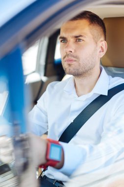 Ciddi genç adam yola bakan