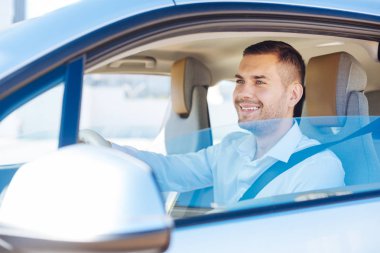 Pozitif güzel taksi sürücü çalışma