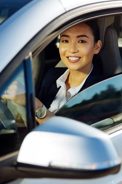Mulher alegre positivo sentado ao volante — Fotografia de Stock