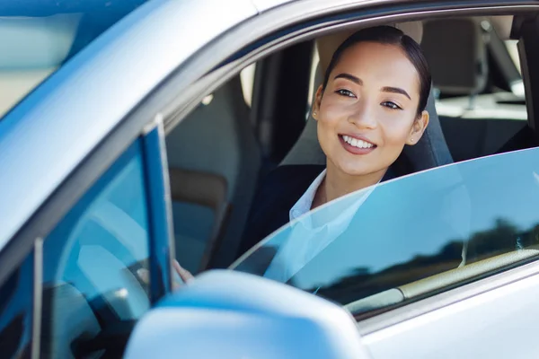 Encantada mujer alegre conduciendo su coche — Foto de Stock