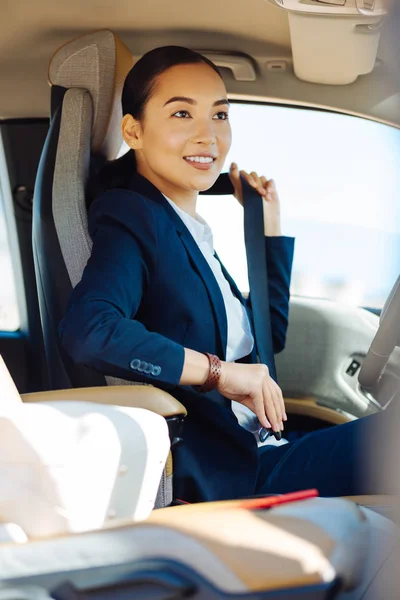 Mulher feliz alegre sorrindo — Fotografia de Stock