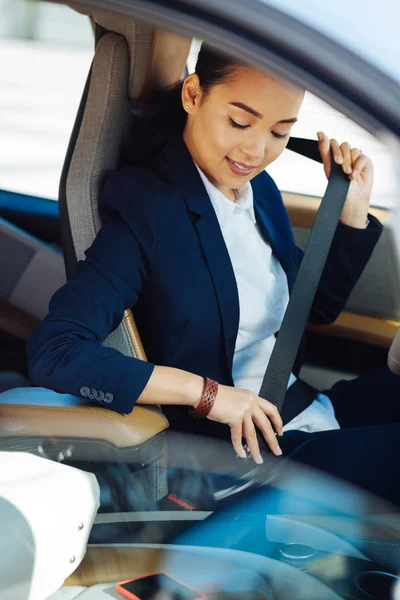 Mujer joven positiva conduciendo segura — Foto de Stock