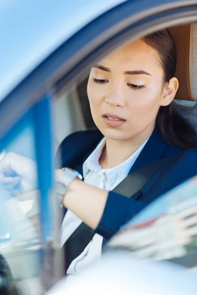 Piacevole giovane donna essere in ritardo per il lavoro — Foto Stock