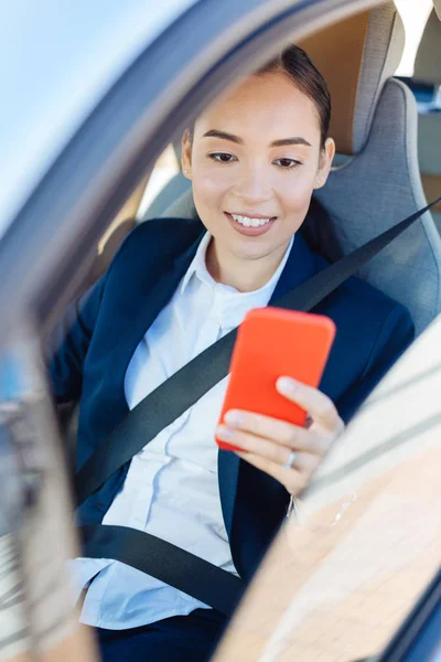 Felice donna piacevole utilizzando il suo gadget — Foto Stock