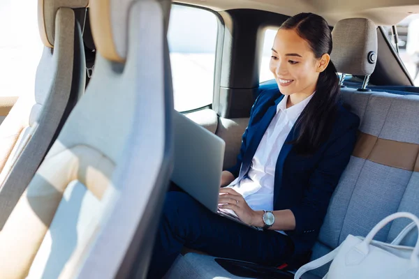 Glad positiv kvinna som sitter i bilen — Stockfoto
