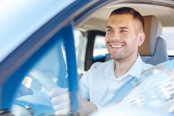 Alegre buen hombre conduciendo al trabajo — Foto de Stock