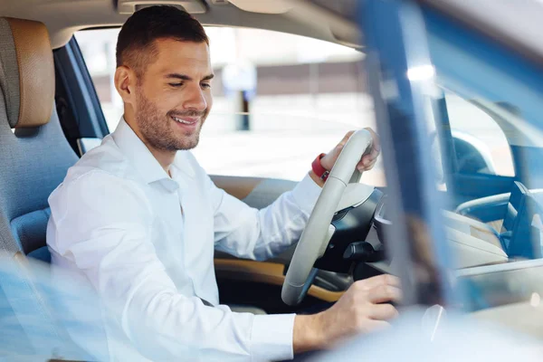 Fröhlicher, fröhlicher Mann bereitet sich auf das Autofahren vor — Stockfoto