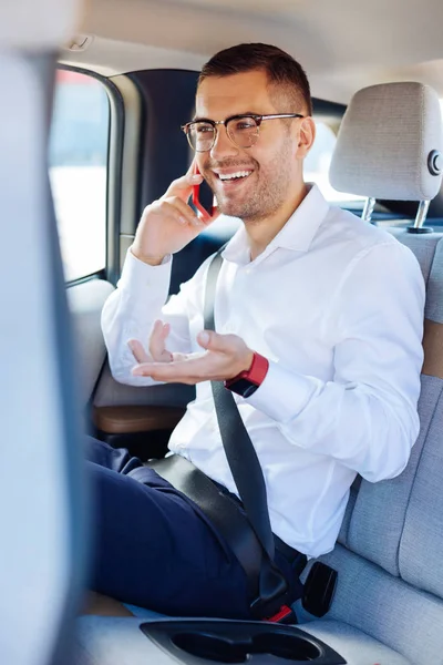 Gut gelaunter Geschäftsmann diskutiert über Arbeit — Stockfoto