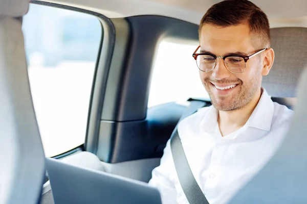 Feliz hombre de negocios feliz sonriendo —  Fotos de Stock