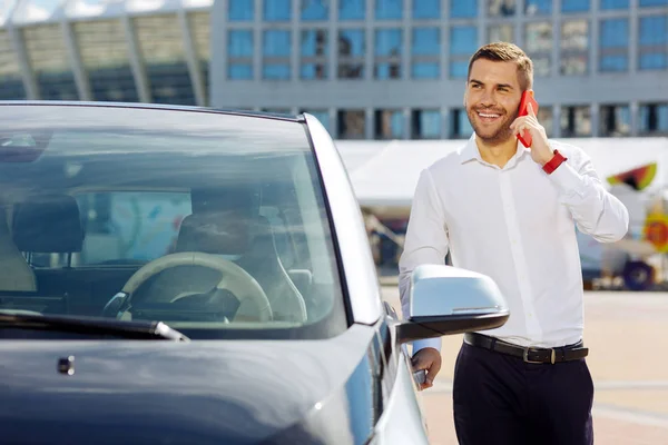 Hombre positivo alegre sosteniendo la puerta de su coche —  Fotos de Stock