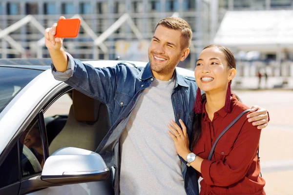 Felice uomo bello prendendo un selfie — Foto Stock