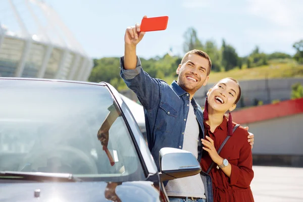 Alegre feliz homem abraçando sua namorada — Fotografia de Stock