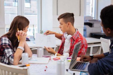 Yeni proje hakkında meslektaşları söylüyorum esmer iç mekan tasarımcısı