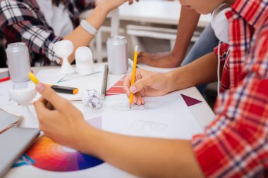 Yeni sipariş için plan üzerinde çalışan yaratıcı iç tasarımcı