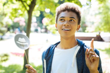 Görüş hariç. Görüş ve kararları düşünme şapka tekniği kullanırken hariç ilerici genç adam