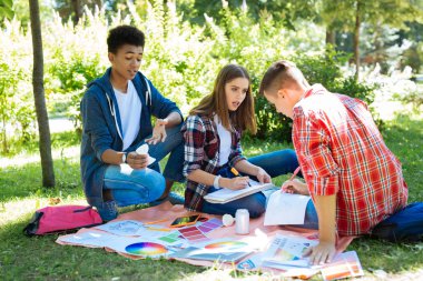 Üç genç ilerici tasarımcılar doğada çalışma
