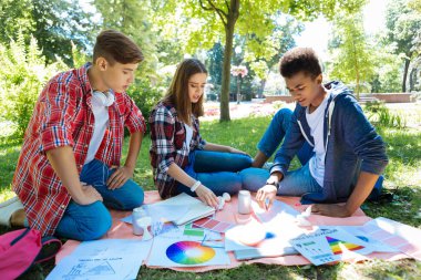 Onların sınav hazırlık çalışma gelecekte iç tasarımcılar