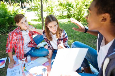 İki öğrenci fikir proje üzerinde çalışma arkadaşlarını sevmemek