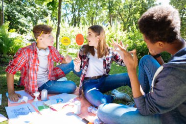 Beyin fırtınası ile arkadaş sahip kare gömlek giymiş genç çift