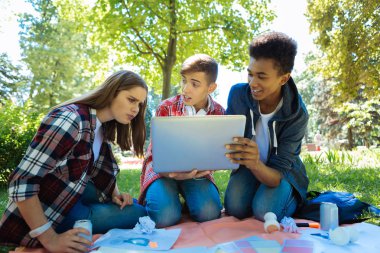 Genç Sarışın kadın laptop arıyorum şok duygu