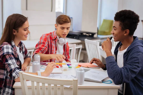 Drei intelligente progressive Studenten, die gemeinsam Ingenieurwissenschaften studieren — Stockfoto