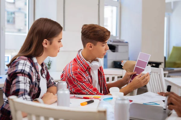 未来的室内设计师看不同色调的紫罗兰色板 — 图库照片